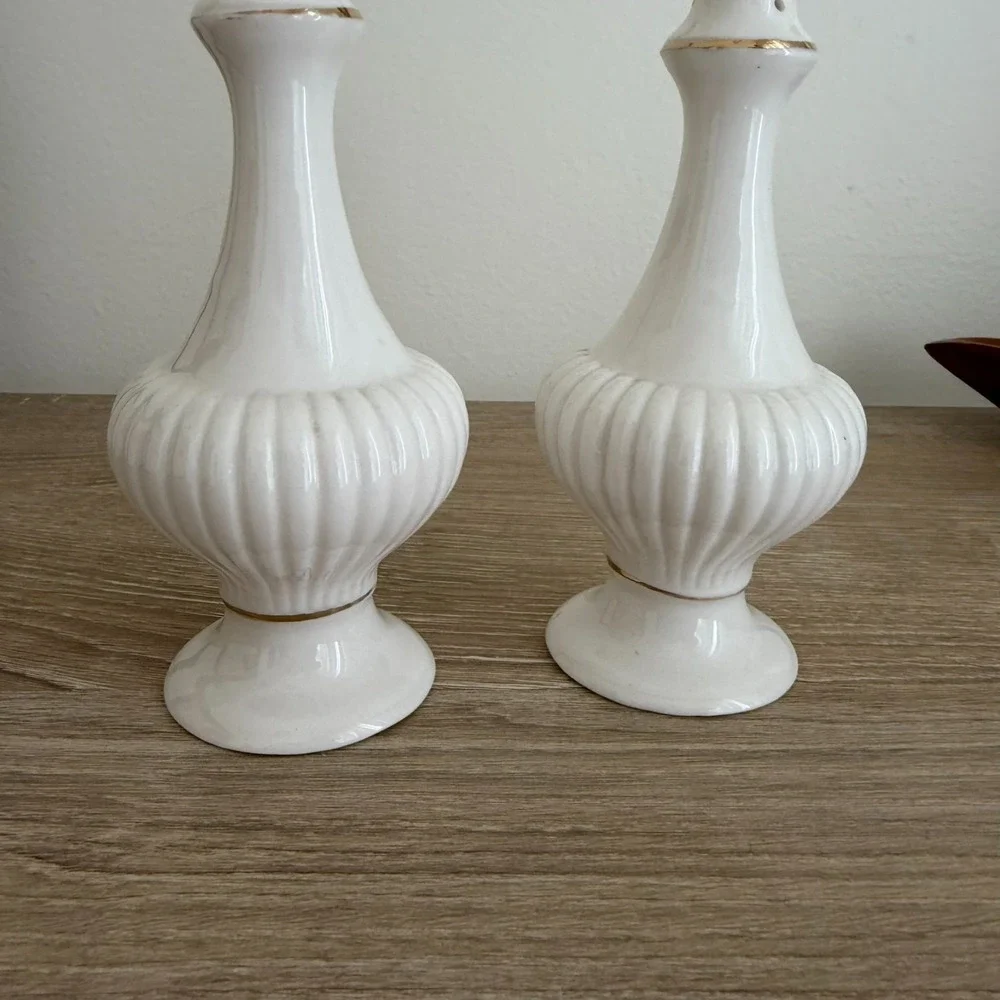 Porcelane Collection Salt &‎ Pepper Shakers Ribbed White Gold Trim 5 5/8